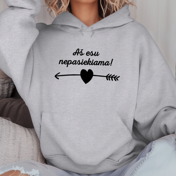 Unisex džemperis su spauda „Aš nepasiekiama“ - Image 2