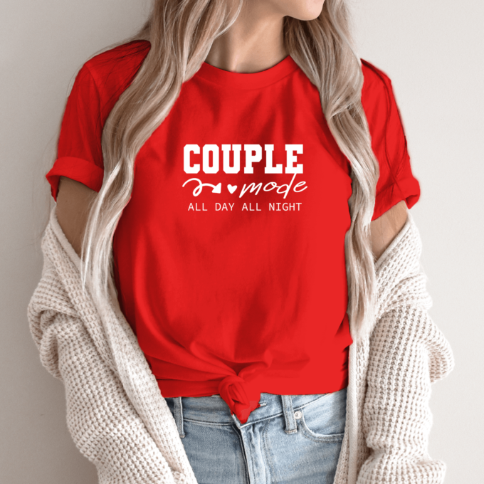 Unisex marškinėliai su spauda „Couple mode“ - Image 13