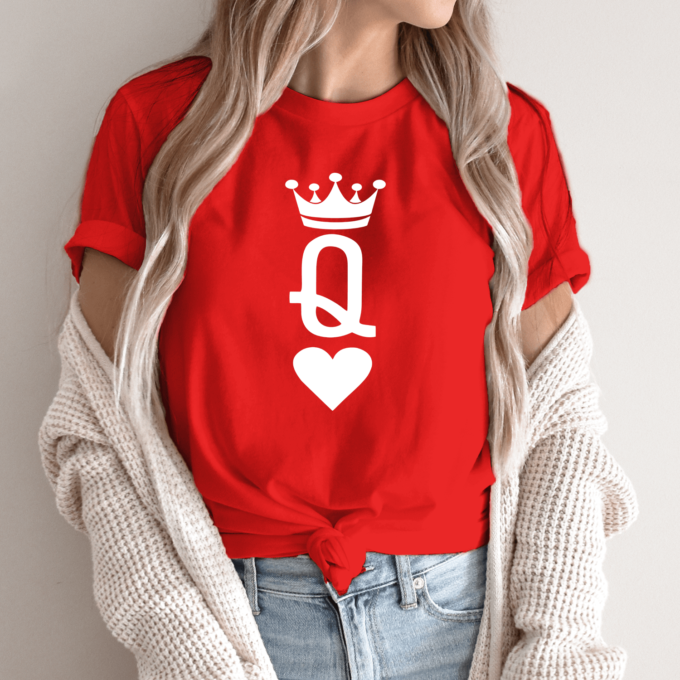Unisex marškinėliai su spauda „Q“ - Image 4