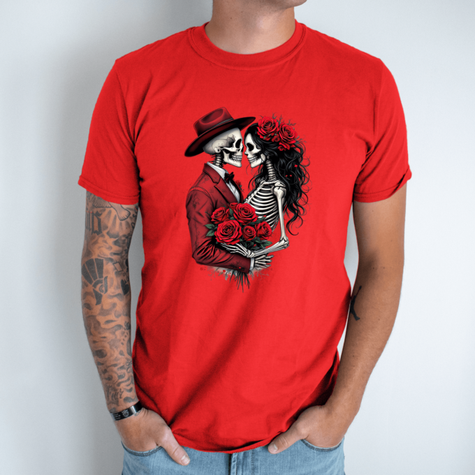 Unisex marškinėliai su spauda „Romantiška skeletų pora“ - Image 7