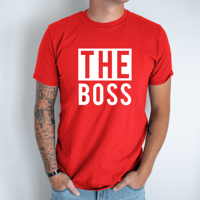 Unisex marškinėliai su spauda „The boss“ - Image 7