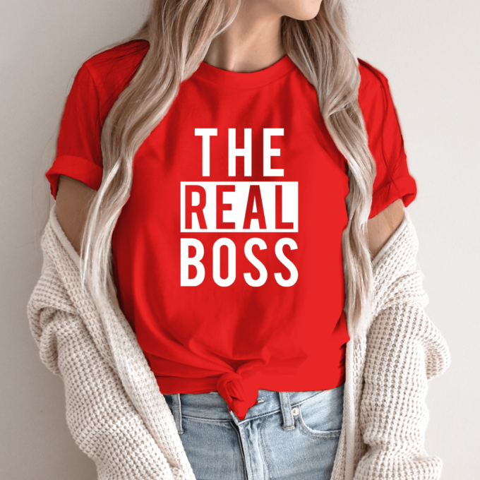 Unisex marškinėliai su spauda „The real boss“ - Image 5