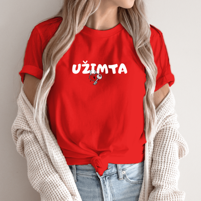 Unisex marškinėliai su spauda „Užimta“ - Image 3