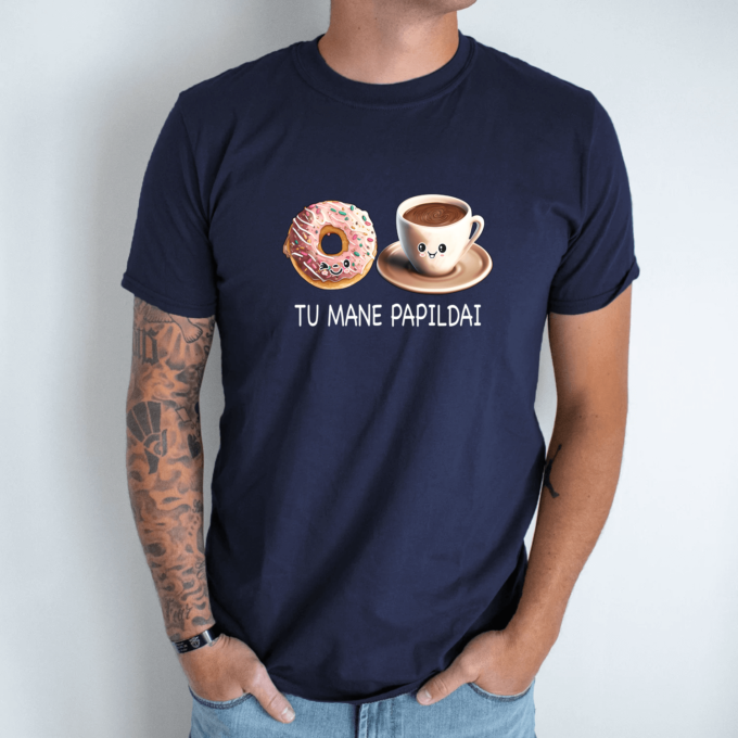 Unisex marškinėliai su spauda „Kava ir spurga“ - Image 6
