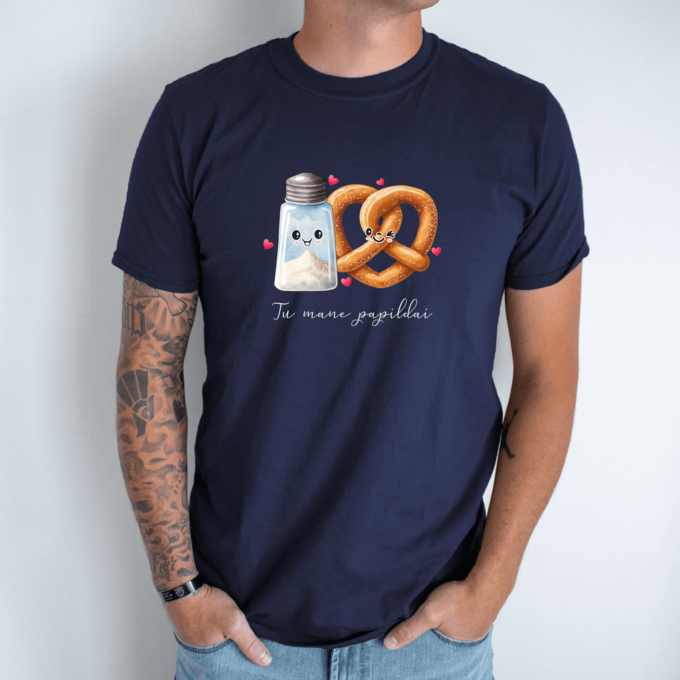 Unisex marškinėliai su spauda „Krendelis“ - Image 12