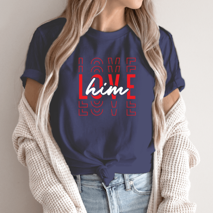 Unisex marškinėliai su spauda „Love him“ - Image 3