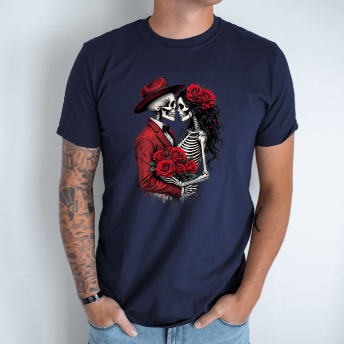 Unisex marškinėliai su spauda „Romantiška skeletų pora“ - Image 6