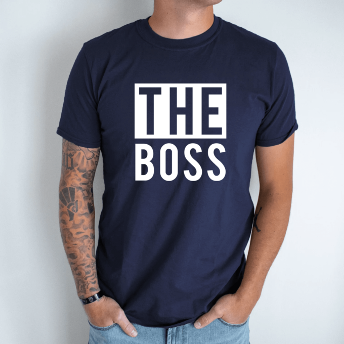 Unisex marškinėliai su spauda „The boss“ - Image 6