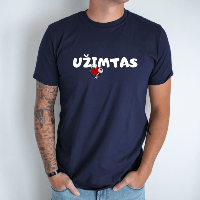 Unisex marškinėliai su spauda „Užimtas su spyna“ - Image 5