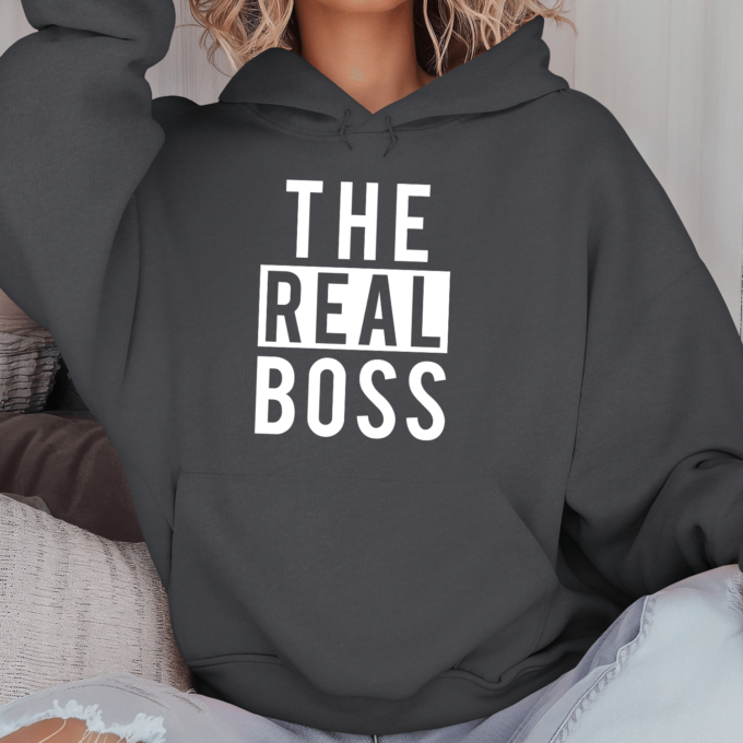 Unisex džemperis su spauda „The real boss“ - Image 2