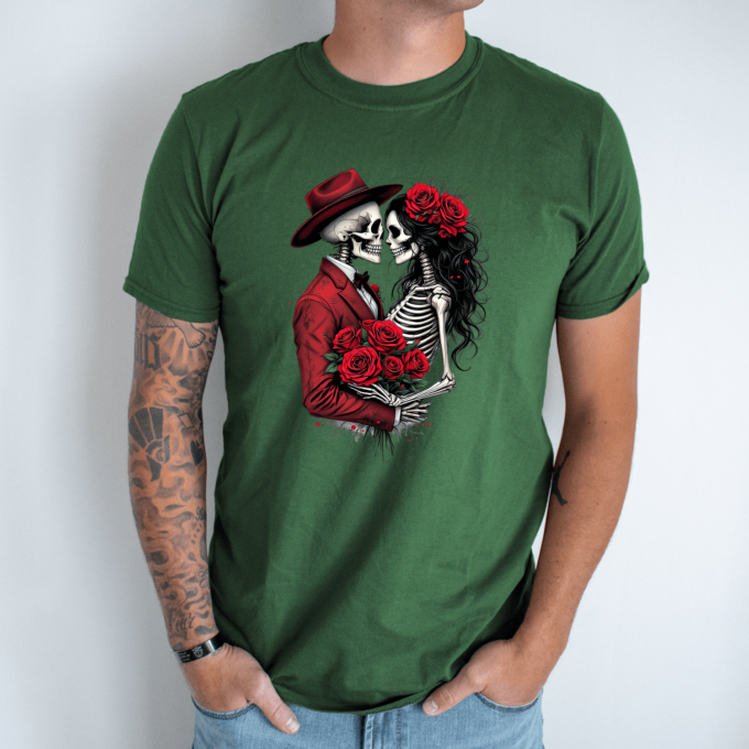 Unisex marškinėliai su spauda „Romantiška skeletų pora“ - Image 5