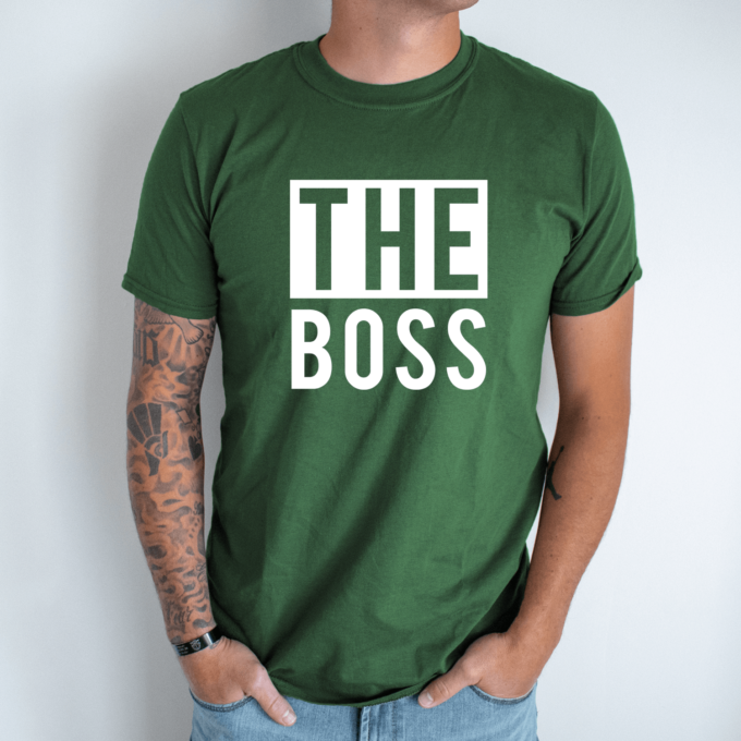 Unisex marškinėliai su spauda „The boss“ - Image 4