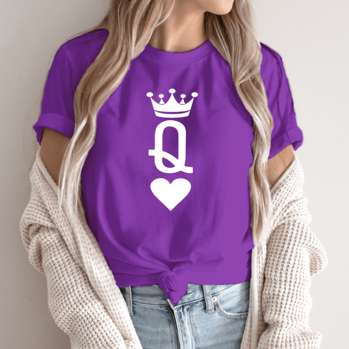 Unisex marškinėliai su spauda „Q“ - Image 5