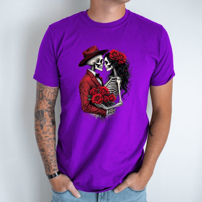 Unisex marškinėliai su spauda „Romantiška skeletų pora“ - Image 4
