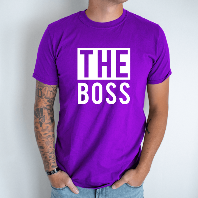 Unisex marškinėliai su spauda „The boss“ - Image 3