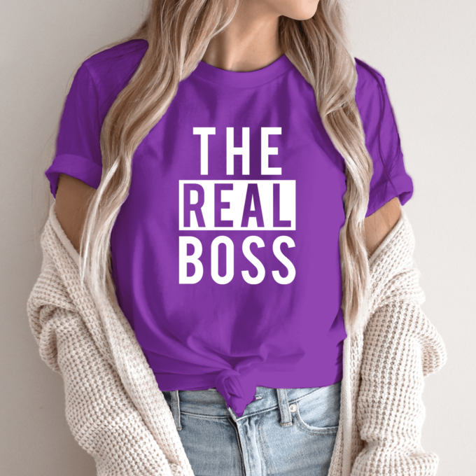 Unisex marškinėliai su spauda „The real boss“ - Image 3