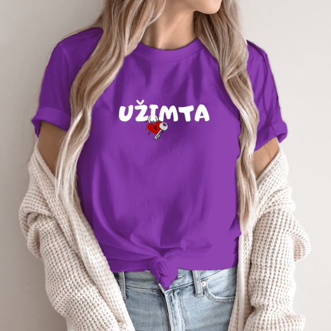 Unisex marškinėliai su spauda „Užimta“ - Image 5