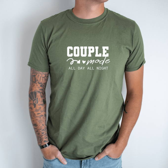 Unisex marškinėliai su spauda „Couple mode“ - Image 5