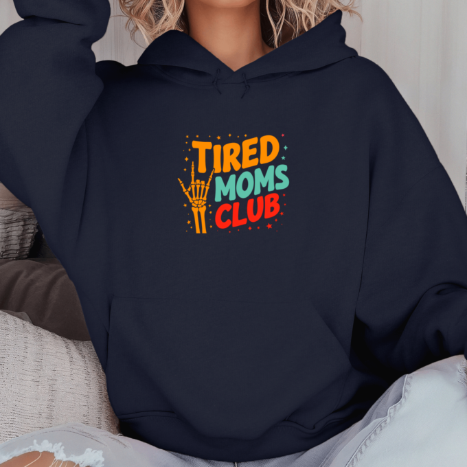 Unisex džemperis su spauda „Tired moms club“