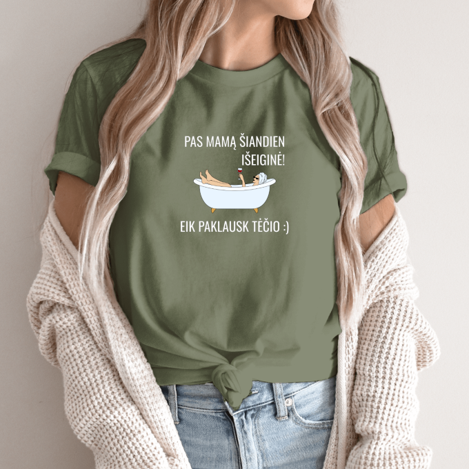 Unisex marškinėliai su spauda „Pas mamą šiandien išeiginė“ - Image 3