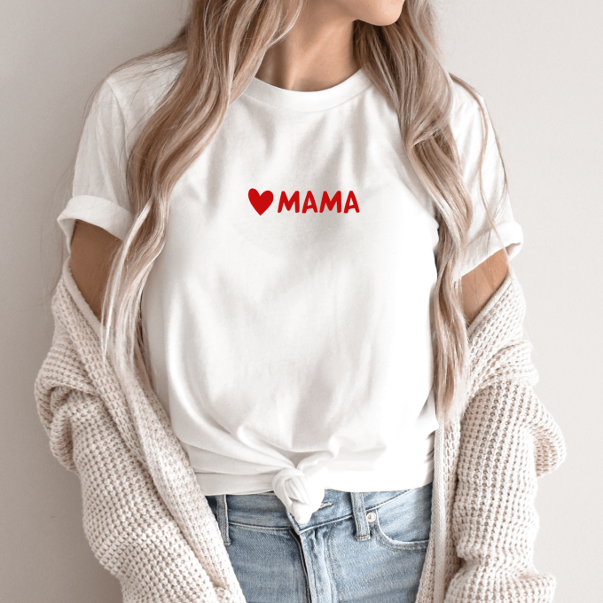 Unisex marškinėliai su spauda „Mama su širdele“ raudona