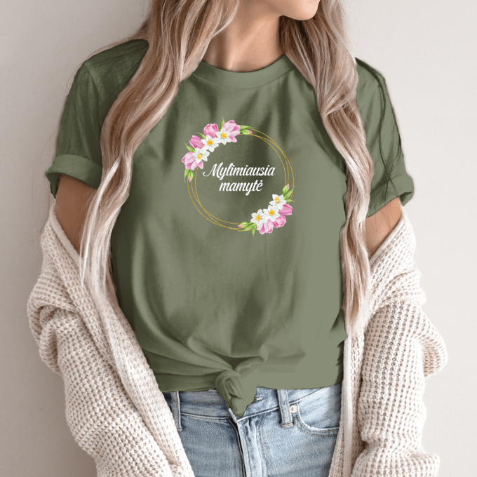 Unisex marškinėliai su spauda „Mylimiausia mamytė su tulpėm“ - Image 3