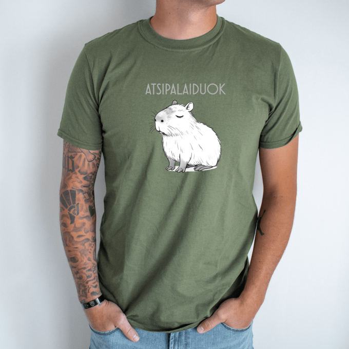 Unisex marškinėliai su spauda „Atsipalaiduojanti capybara“ - Image 2