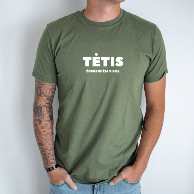 Unisex marškinėliai su spauda „Tėtis išsprendžia viską“ - Image 3