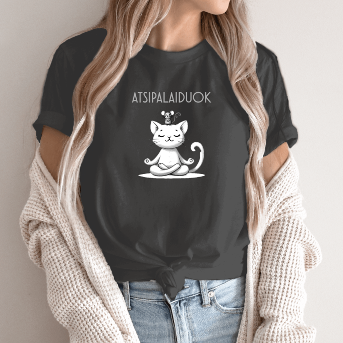Unisex marškinėliai su spauda „Atsipalaidavusi pelytė“ - Image 5