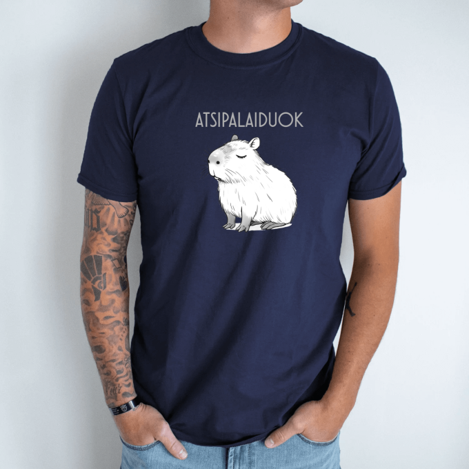 Unisex marškinėliai su spauda „Atsipalaiduojanti capybara“