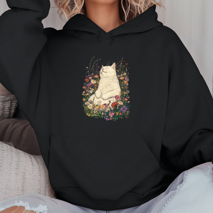 Unisex džemperis su spauda „Mieganti katė tarp gėlių“