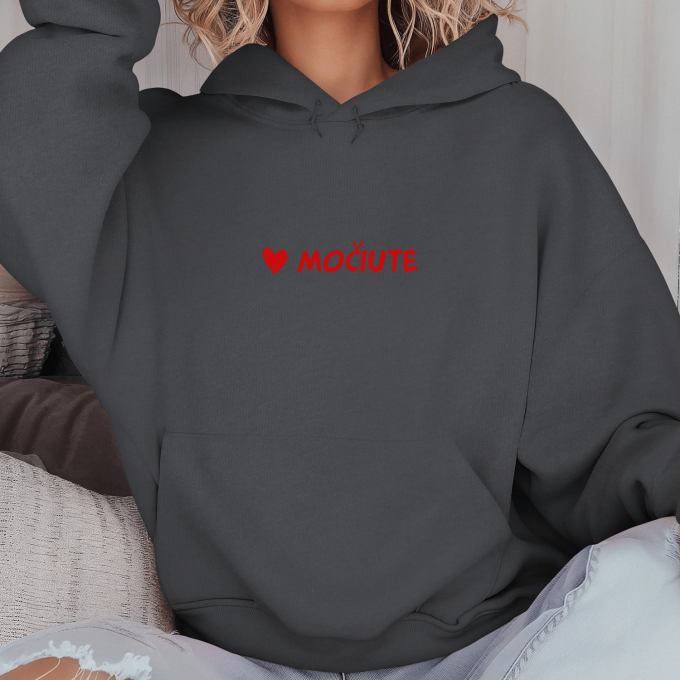 Unisex džemperis su spauda „Močiutė raudona širdelė“ - Image 2