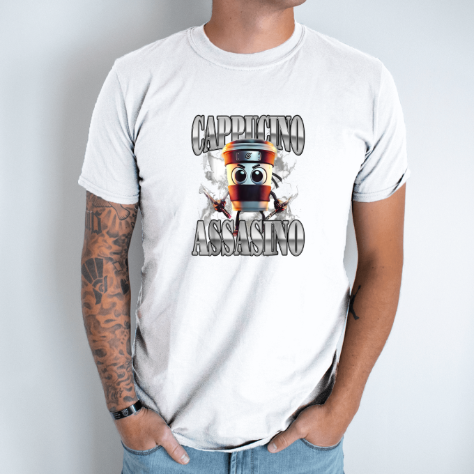 Unisex marškinėliai su spauda „Cappuccino Assassino juodoji jėga“ - Image 2