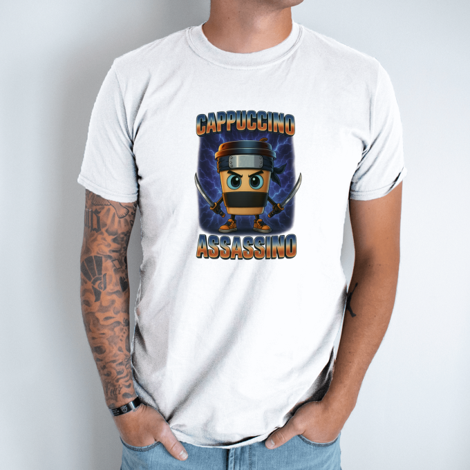Unisex marškinėliai su spauda „Cappuccino Assassino Žaibo karys“ - Image 2