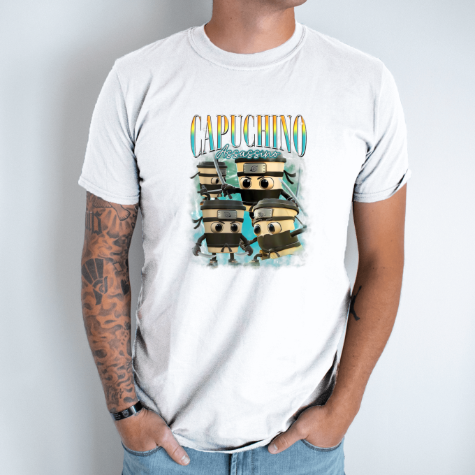 Unisex marškinėliai su spauda „Capuchino Assassino-kavos nindzės“ - Image 2