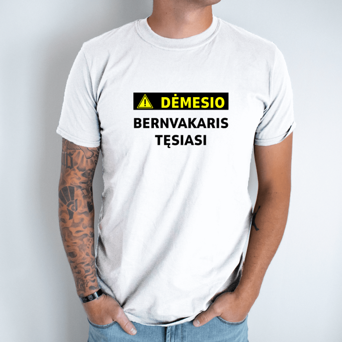 Unisex marškinėliai su spauda „Dėmesio!“ - Image 2
