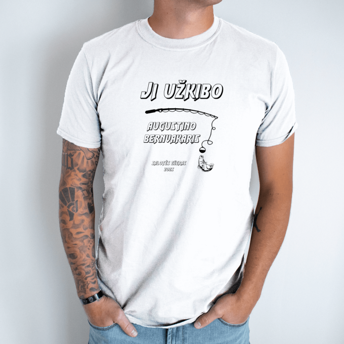 Unisex marškinėliai su spauda „Ji užkibo“