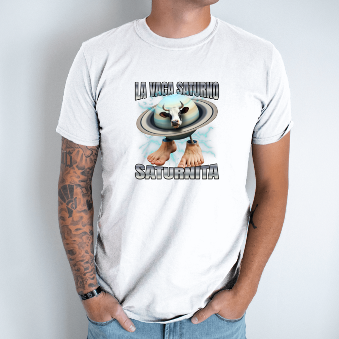 Unisex marškinėliai su spauda „La Vaca Saturno Saturnita“ - Image 2