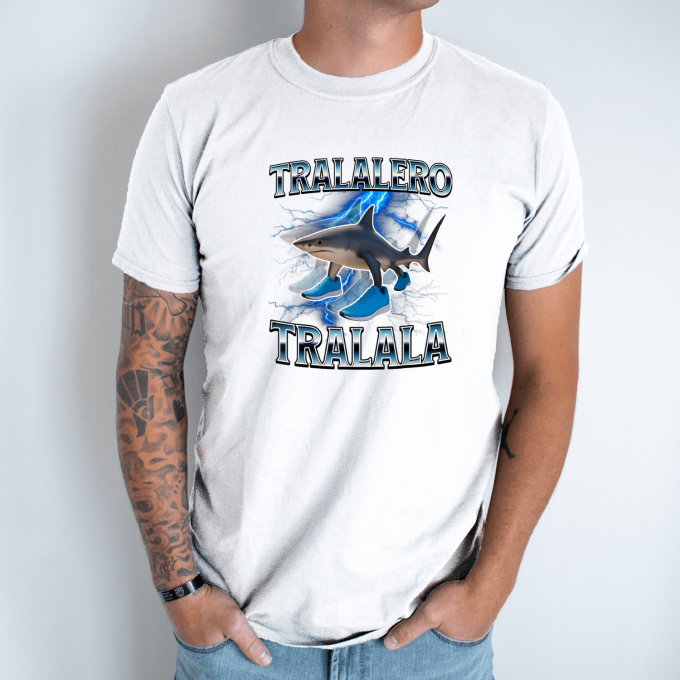 Unisex marškinėliai su spauda „Tralalero Tralala žaibo šešelis“ - Image 2