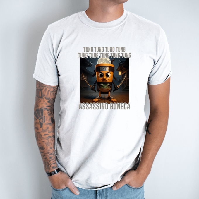 Unisex marškinėliai su spauda „Tung Tung Assassino Boneca“ - Image 2