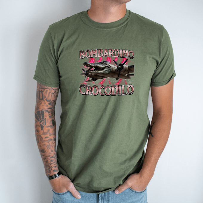 Unisex marškinėliai su spauda „Bombardino Crocodilo Raudonoji audra“ - Image 2