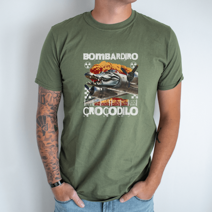 Unisex marškinėliai su spauda „Bombardiro Crocodilo Mechanine galva“ - Image 2