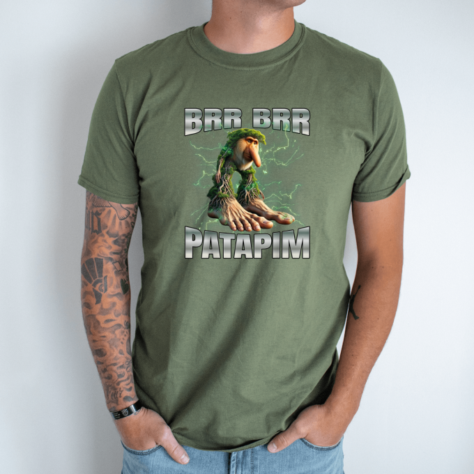 Unisex marškinėliai su spauda „Brr Brr Patapim žalias įkrovimas“ - Image 3