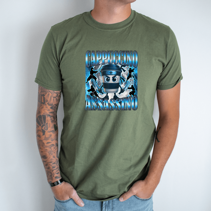 Unisex marškinėliai su spauda „Cappuccino Assassino Nindzių būrys“ - Image 2