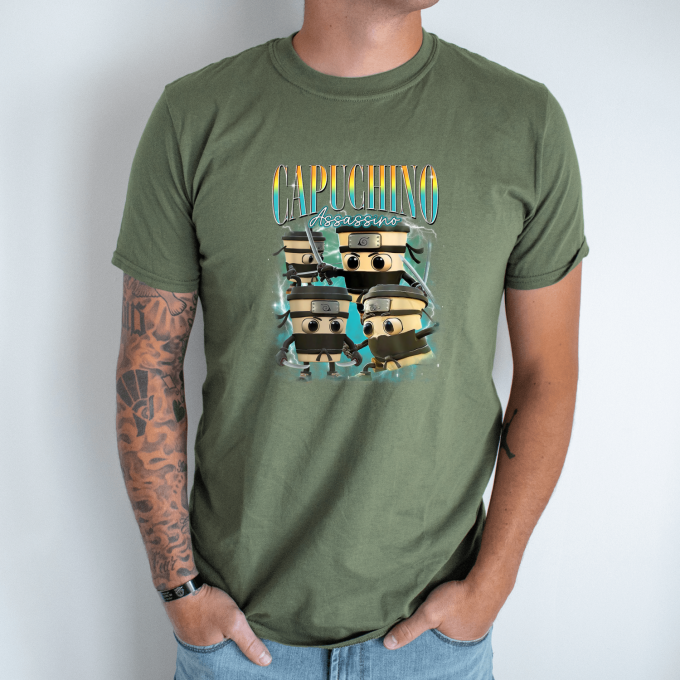 Unisex marškinėliai su spauda „Capuchino Assassino-kavos nindzės“ - Image 3