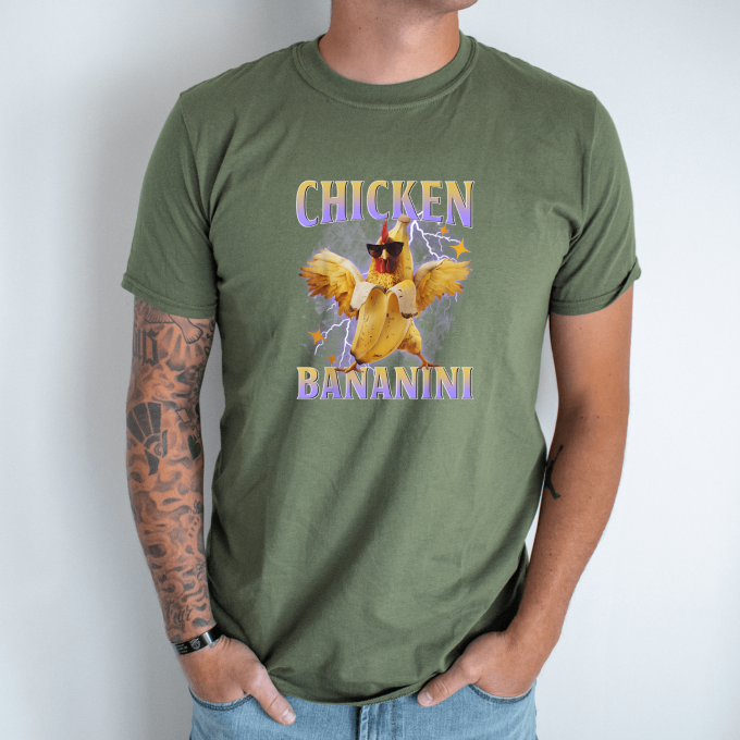 Unisex marškinėliai su spauda „Chicken Bananini“ - Image 3