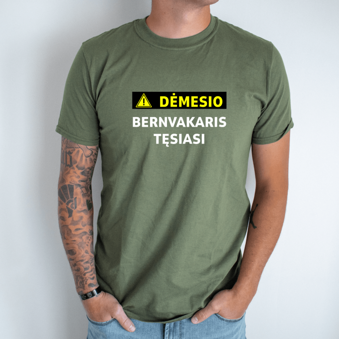 Unisex marškinėliai su spauda „Dėmesio!“ - Image 3