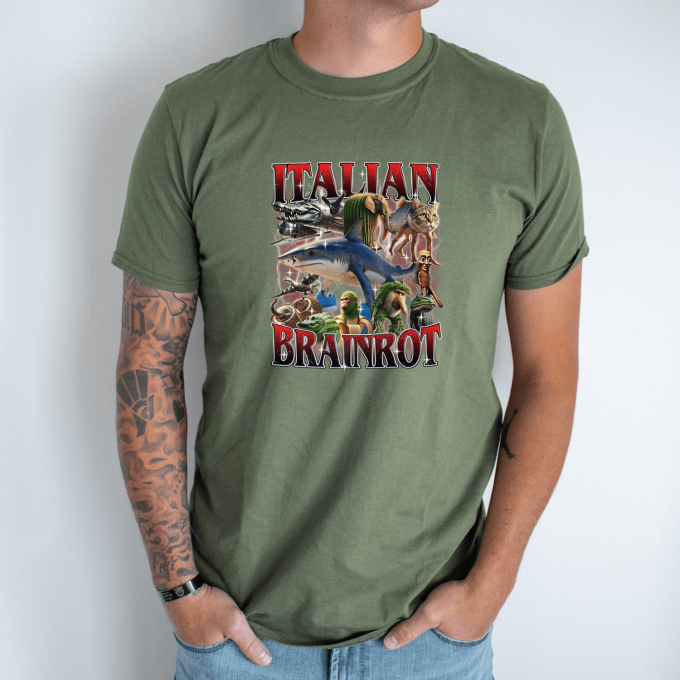 Unisex marškinėliai su spauda „Italian Brainrot Raudonasis chaosas“ - Image 2