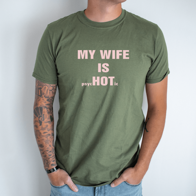 Unisex marškinėliai su spauda „My wife is psiHOTic“ - Image 2
