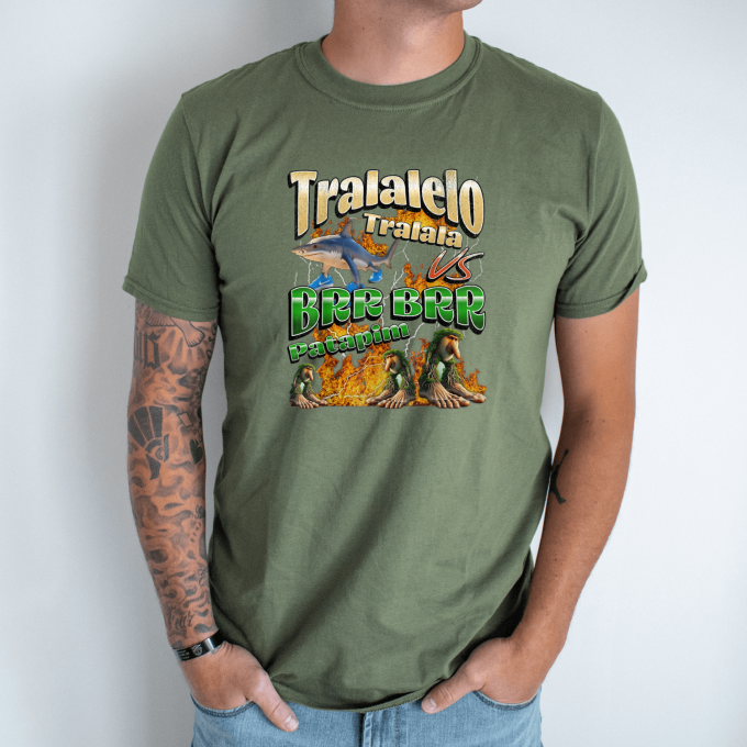 Unisex marškinėliai su spauda „Tralalelo VS Brr Patapim“ - Image 2